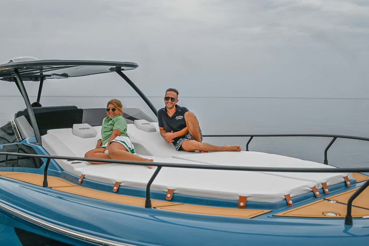 Lujo y disfrute en yate en Nautica Marina Alta en la Costa Blanca. Clientes felices en una embarcación moderna frente al mar despejado.