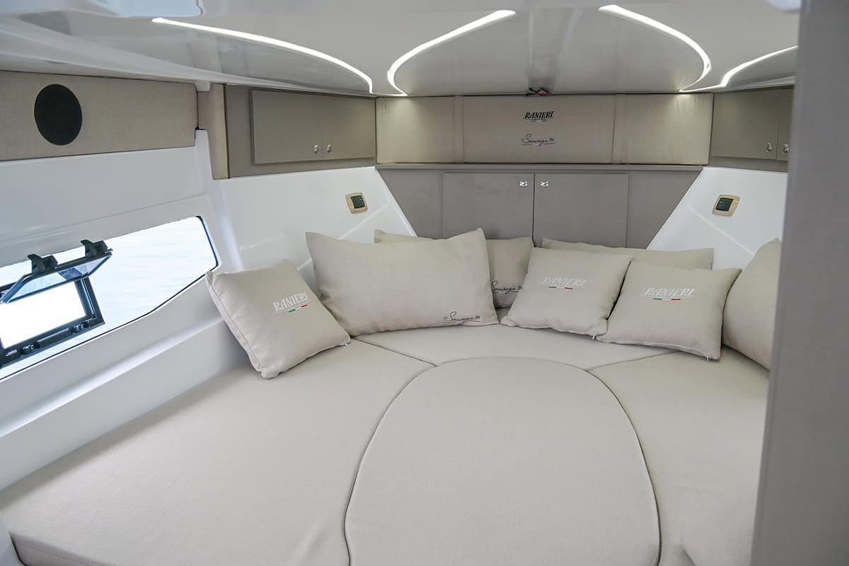 Relajante área interior en yate de lujo Nautica Marina Alta con cómodos asientos y diseño moderno.