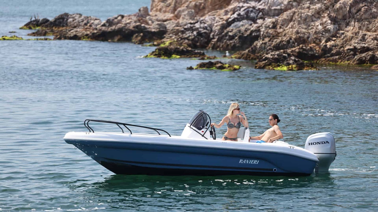 Embarcación neumática en Nautica Marina Alta con turistas disfrutando del mar.