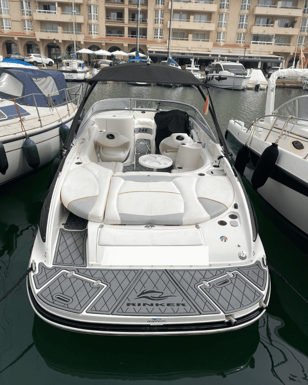 Bote de motor en puerto deportivo con amarre en Marina Alta, Valencia.
