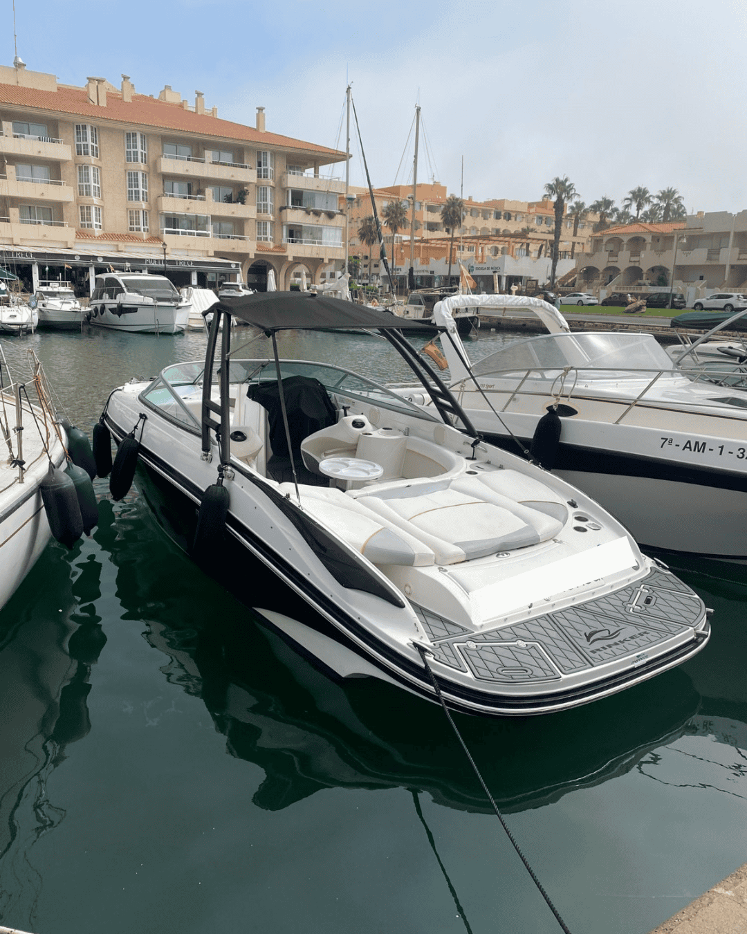 Puerto deportivo en Nautica Marina Alta con lujosos barcos a motor.